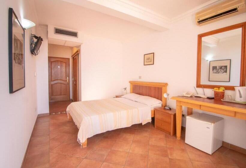 اتاق اساندارد با چشم‌انداز جانبی به دریا, Apartments And Rooms Levantin Inn