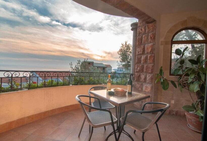 اتاق استاندارد سه تخته با چشم‌انداز استخر, Apartments And Rooms Levantin Inn
