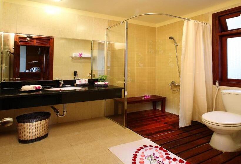 اتاق لوکس با چشم‌انداز دریا, Golden Coast Resort & Spa