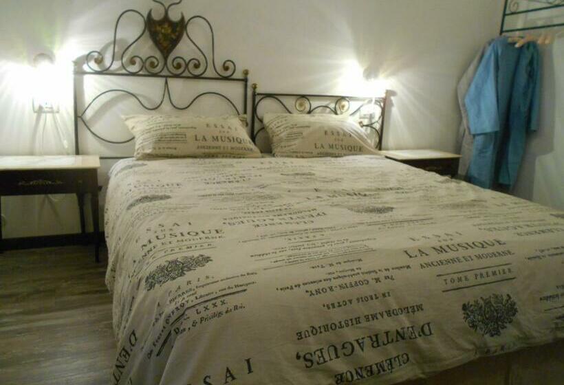 اتاق لوکس با تخت بزرگ, Jackie O' A La Maison