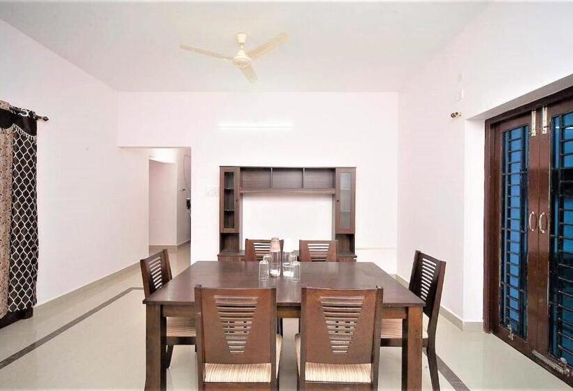 Quarto Deluxe, Kiruba Castle