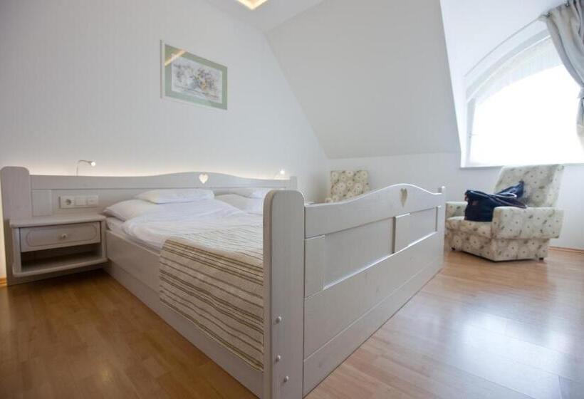 اتاق سوپریور سه تخته, Tornácos Hotel   Hegykő