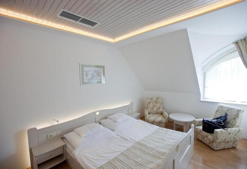 اتاق سوپریور سه تخته, Tornácos Hotel   Hegykő