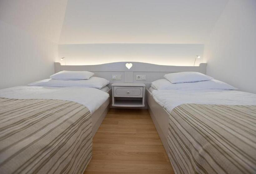 سوییت, Tornácos Hotel   Hegykő