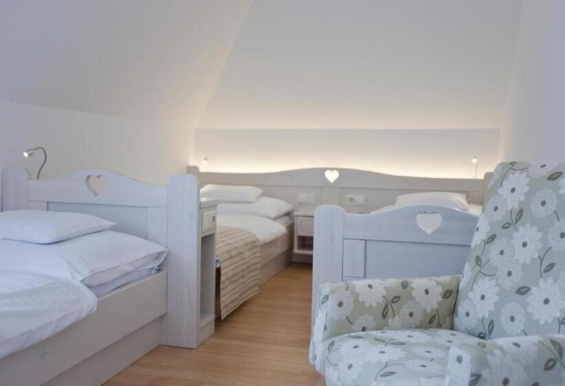 سوییت, Tornácos Hotel   Hegykő