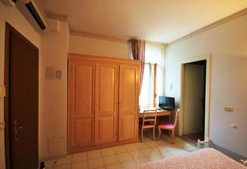 اتاق استاندارد سه نفره, Villa Gina