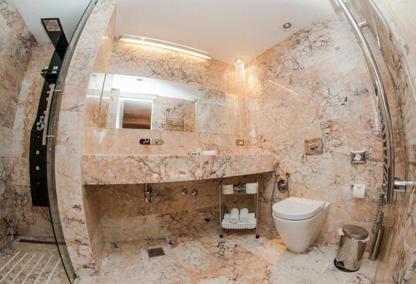 سوییت جونیور با چشم‌انداز دریا, Boutique Hotel Astoria