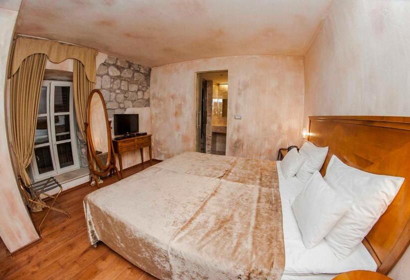 سوییت جونیور با چشم‌انداز دریا, Boutique Hotel Astoria