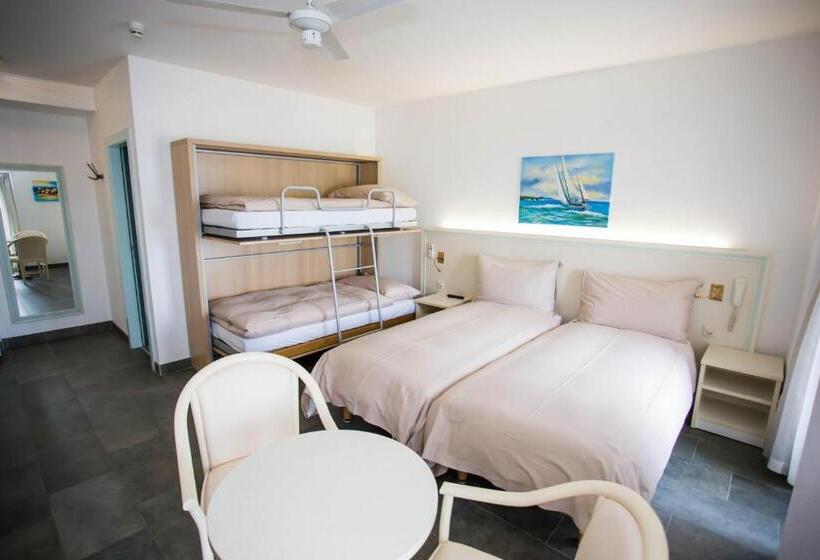 اتاق استاندارد چهار تخته, Hôtel Du Port