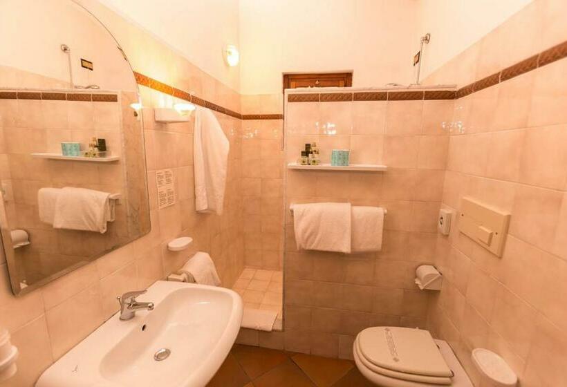 Cameră Triplă Standard, Le Mura