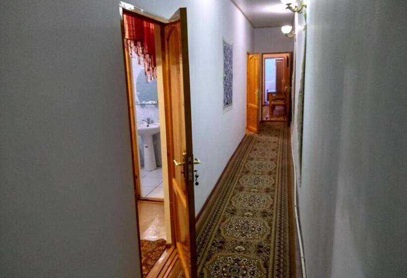 디럭스 트리플 룸, Boutique Hotel Parvina