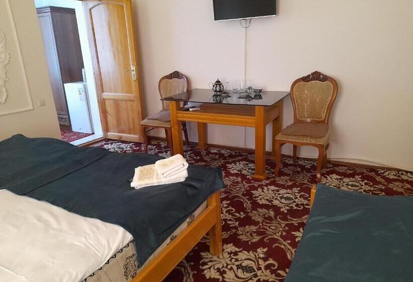 디럭스 트리플 룸, Boutique Hotel Parvina