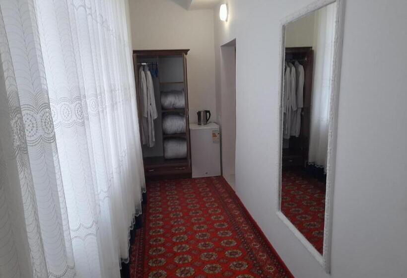 디럭스 트리플 룸, Boutique Hotel Parvina
