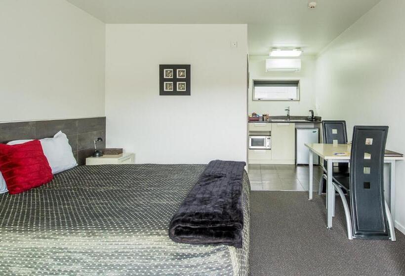 스탠다드 스튜디오, 151 On London Motel & Conference Centre