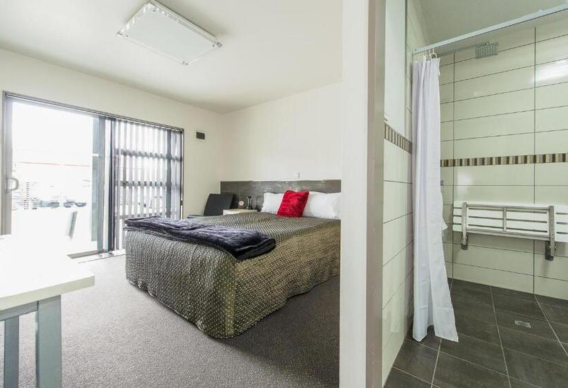스탠다드 스튜디오, 151 On London Motel & Conference Centre