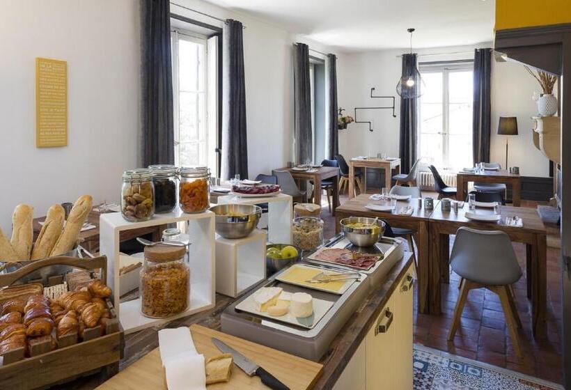 Полулюкс, Contact Hôtels Le Savigny & Spa