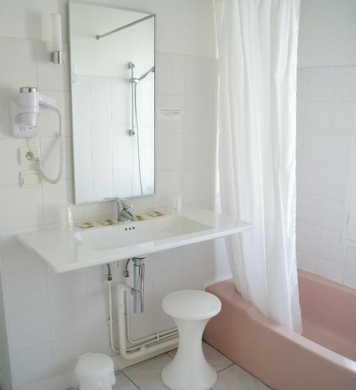 Четырехместный Номер Стандарт, Logis Hôtel Saint Paul