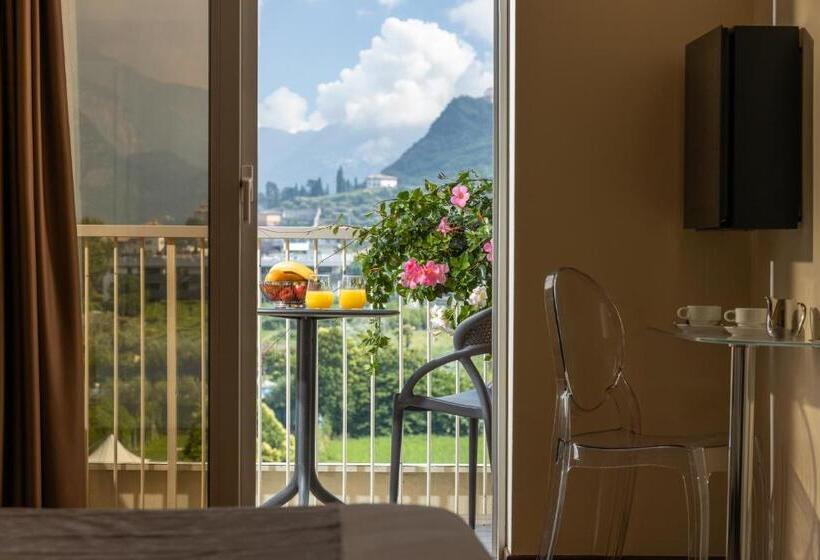 Четырехместный Номер Стандарт с Балконом, Savoy Palace   Tonellihotels