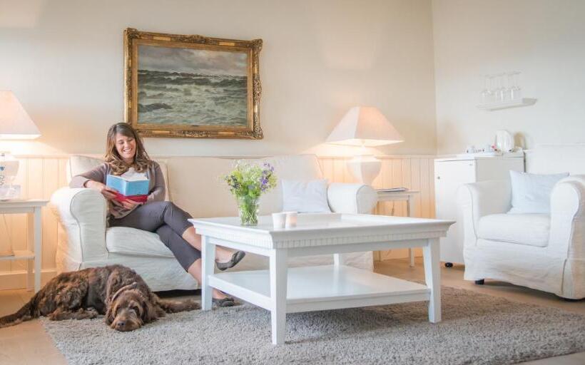 Junior Suite mit Meerblick, Strandhotel Glücksburg