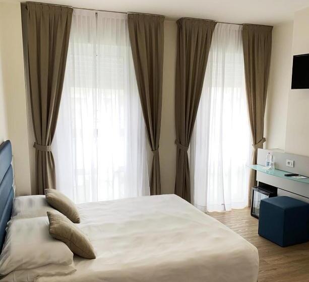 اتاق استاندارد سه نفره, Astoria
