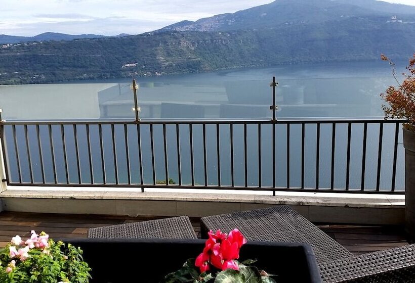 带两个卧室的顶楼公寓, Castel Gandolfo