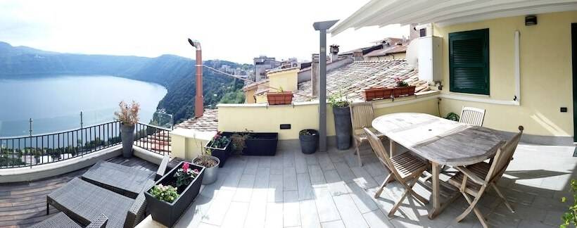 带两个卧室的顶楼公寓, Castel Gandolfo
