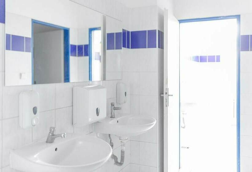 חדר סטנדרטי לארבעה עם חדר אמבטיה משותף, City Hostel Brno