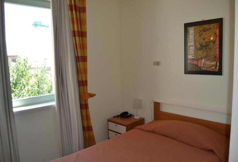 스탠다드 트리플 룸, Albergo Umbria