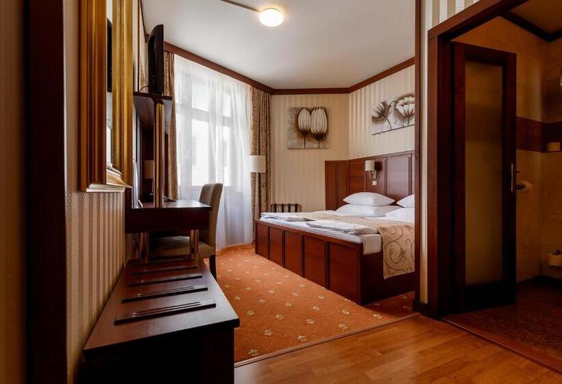 Quarto Deluxe, Alfred