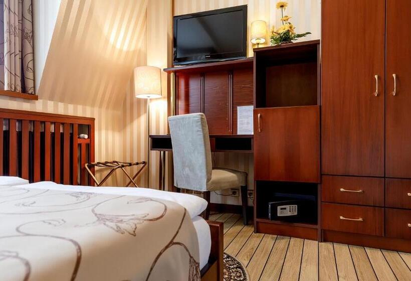 Quarto Deluxe, Alfred