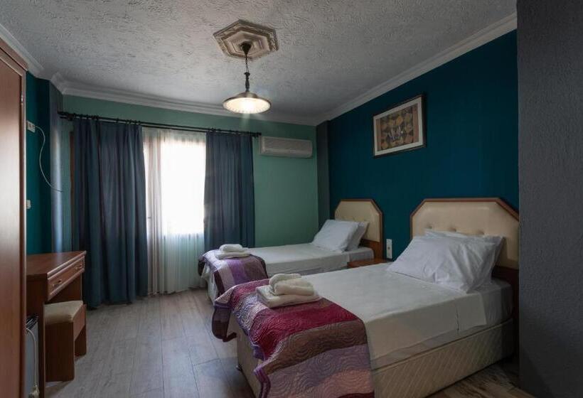 Трехместный Номер Стандарт с Балконом, Rebetika Hotel & Bistro