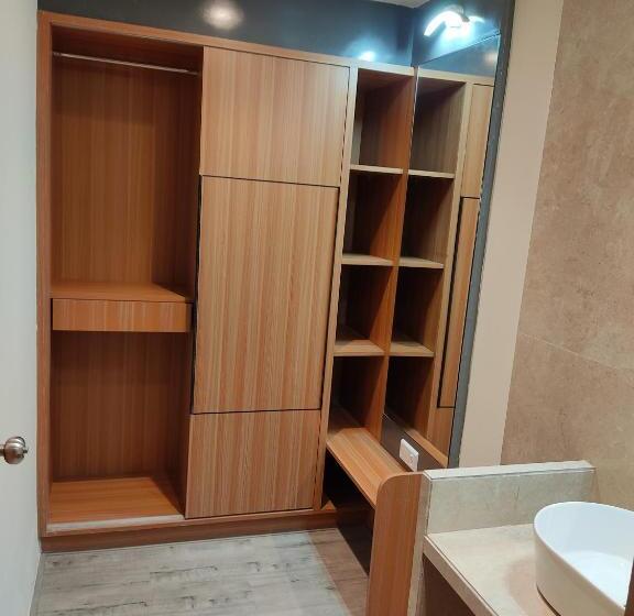 Семейный Номер, Sai Palki Niwara