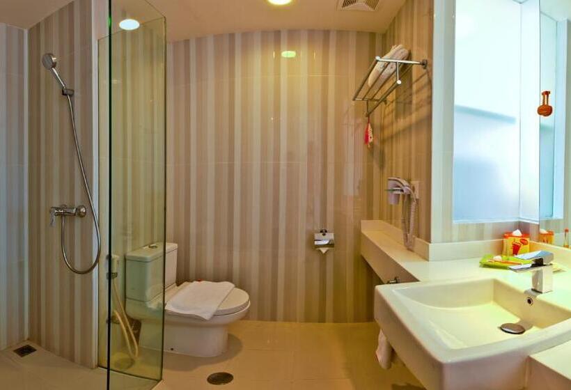 스탠다드 룸 풀장 전망, Harris Hotel & Conventions Malang