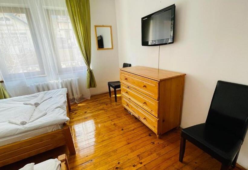 Quarto Triplo Estandar, Vila Kira Buşteni
