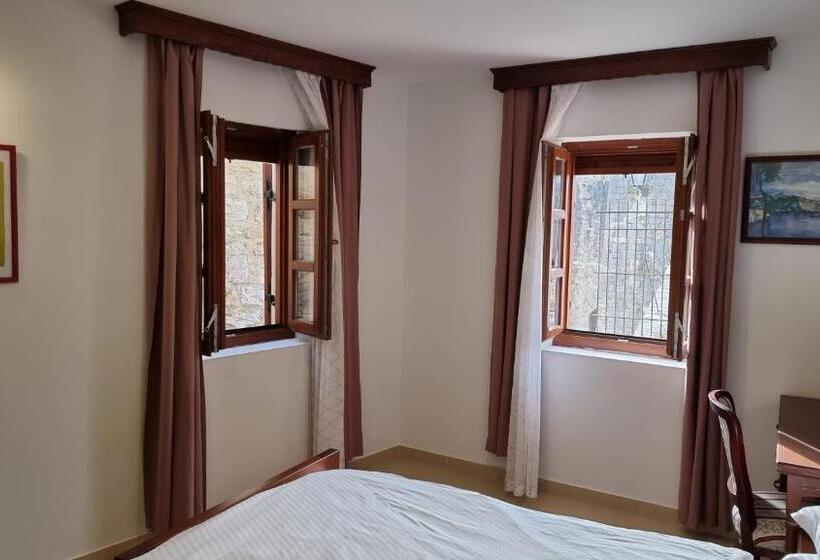 اتاق لوکس با چشم‌انداز دریا, Citadela Old Town   Gelateria