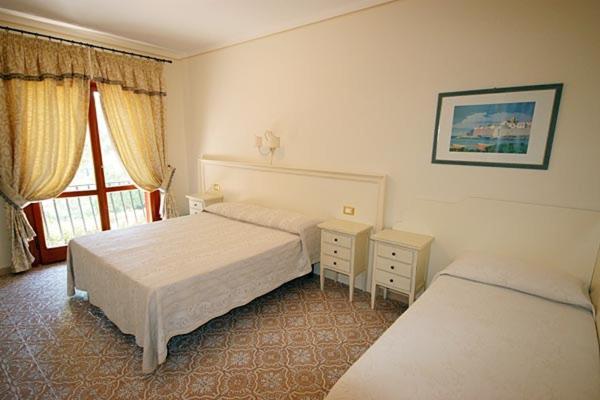 اتاق لوکس سه تخته, Villa Capitorsola