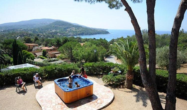 اتاق لوکس با چشم‌انداز, Villa Capitorsola