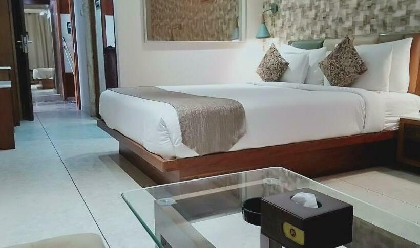 Семейный Номер, Rs Exclusive Stay & Fine Dine   Near To Akola Junction