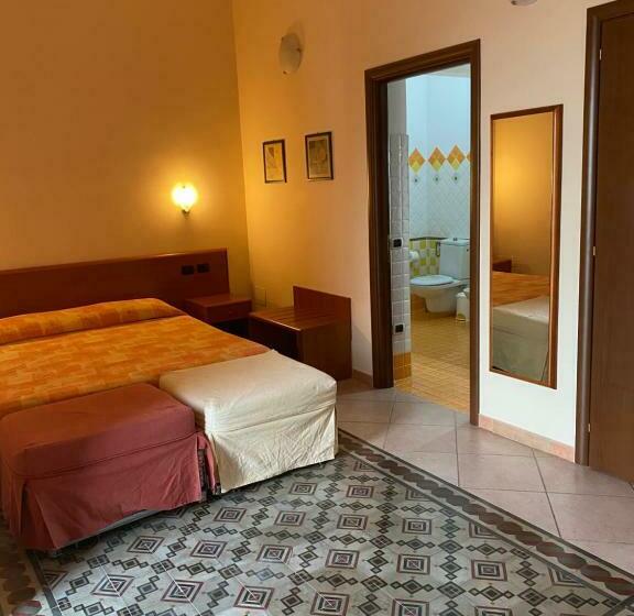 اتاق لوکس با بالکن و چشم‌انداز دریا, Gr B&b