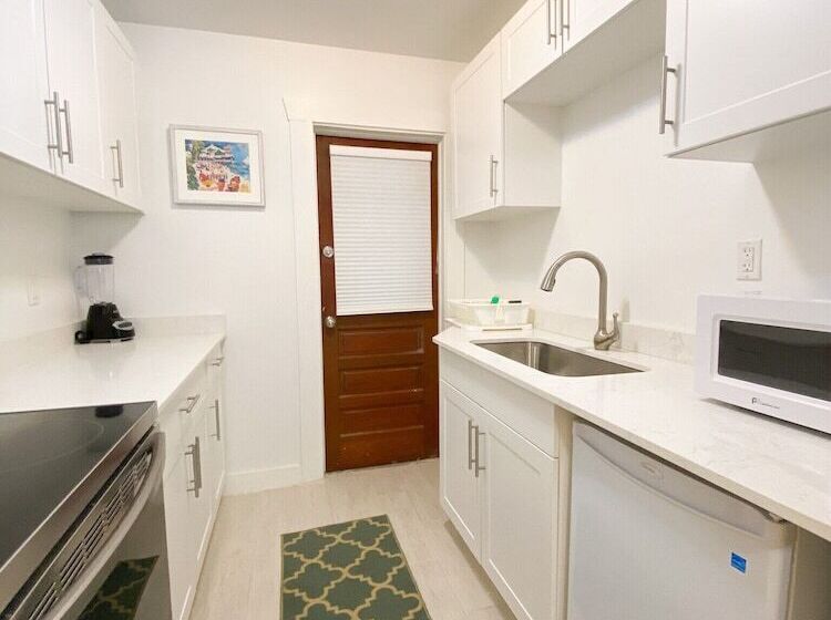 בקתה, Authors Key West Guesthouse