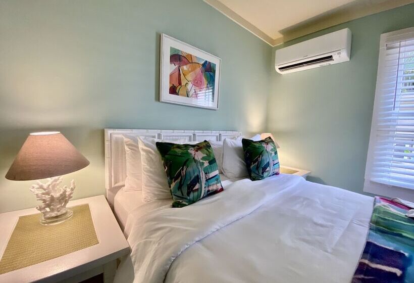 בקתה, Authors Key West Guesthouse