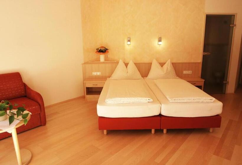 Номер Deluxe, Macher S Land