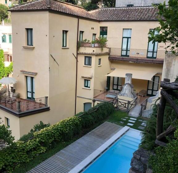 Quarto Deluxe, Amalfi Resort