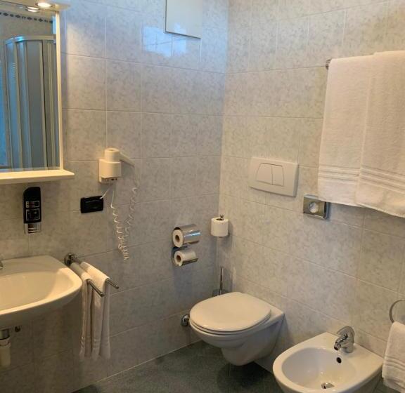 Номер Стандарт Индивидуальный с Балконом, Albergo Cavallino S'rössl