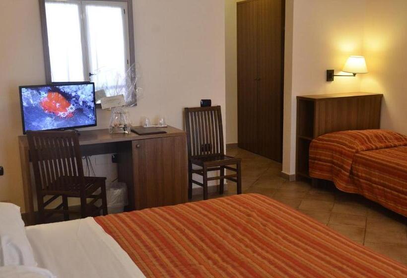 Четырехместный Номер Стандарт Вид на Сад, Corte Dei Tusci Village Palace