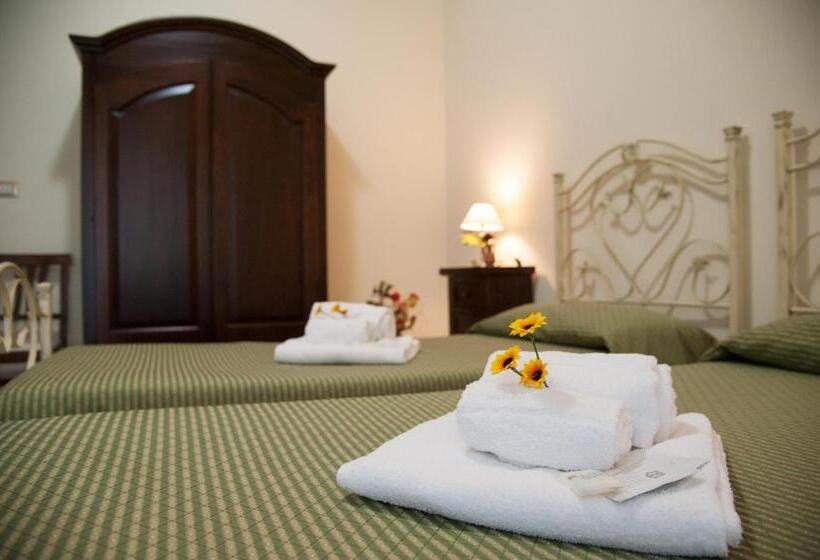 Трехместный Номер Стандарт с Балконом, Le Giare B&b