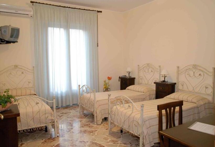 Трехместный Номер Стандарт с Балконом, Le Giare B&b