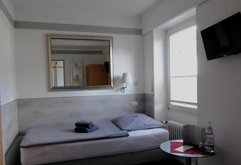 Quarto Estandar Individual, Nell Breuning