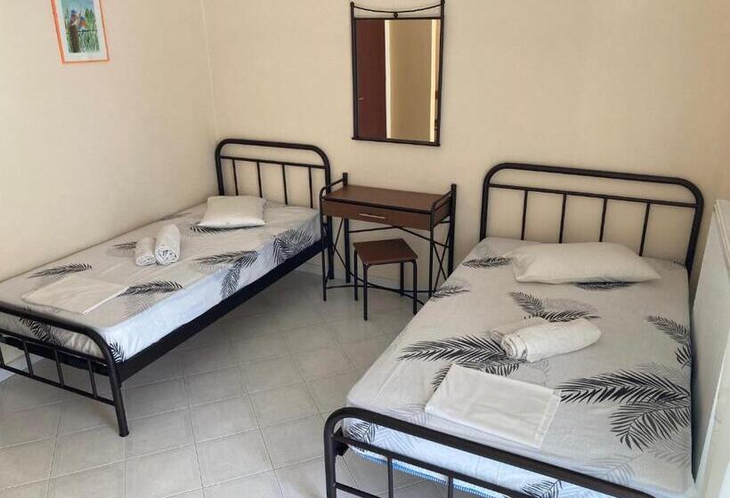 شقة غرفة واحدة, Polyxenis Rooms