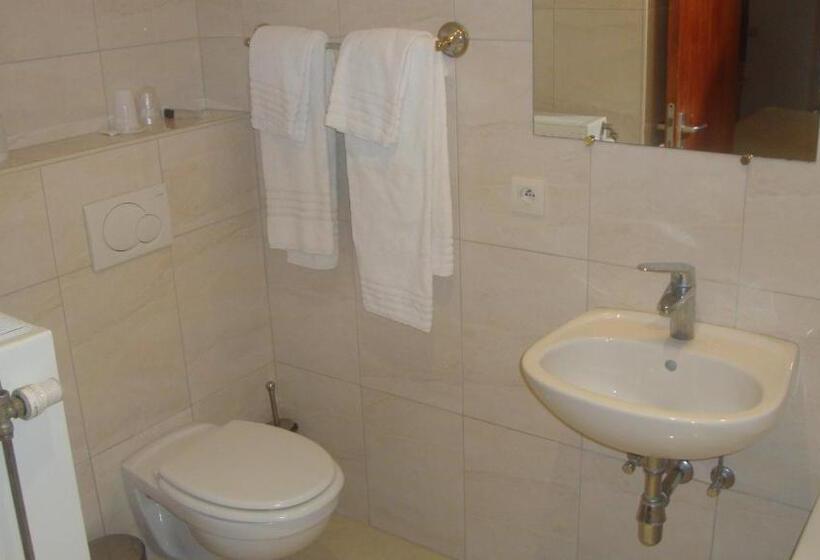 اتاق استاندارد سه نفره, Windsor